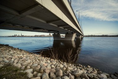 Metal beton köprü, nehrin üzerinde raylar var.