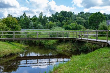 Metal beton köprü, nehrin üzerinde raylar var.