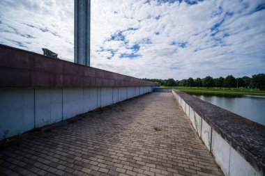 Metal beton köprü, nehrin üzerinde raylar var.