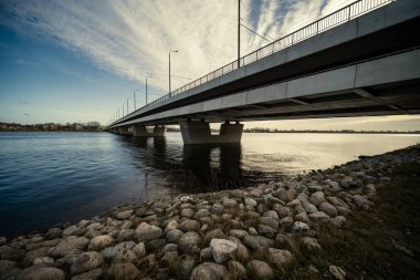 Metal beton köprü, nehrin üzerinde raylar var.
