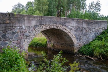 Metal beton köprü, nehrin üzerinde raylar var.