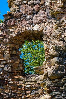 Yeşil çayır yazında taş bloktan arta kalanlar. Alandaki harabeler