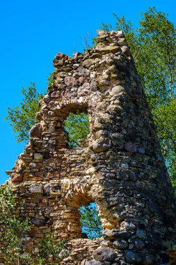 Yeşil çayır yazında taş bloktan arta kalanlar. Alandaki harabeler