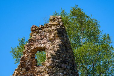 Yeşil çayır yazında taş bloktan arta kalanlar. Alandaki harabeler