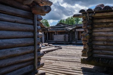 Eski ahşap kalenin detayları. Antik insanların yerleşim yeri