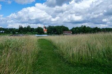 Yeşil çayır ve mavi gökyüzü olan kır manzarası. Basit kırsal