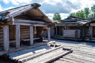 Eski ahşap kalenin detayları. Antik insanların yerleşim yeri
