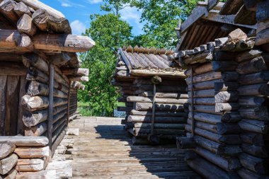 Eski ahşap kalenin detayları. Antik insanların yerleşim yeri
