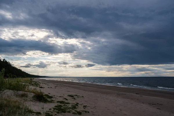 Plage Sable Vide Bord Mer Avec Des Rochers Ciel Bleu — Photo