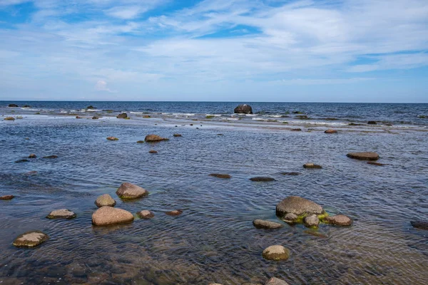 Üres Homokos Strand Tenger Mellett Sziklákkal Kék Égbolttal Csendes Meditációs — Stock Fotó