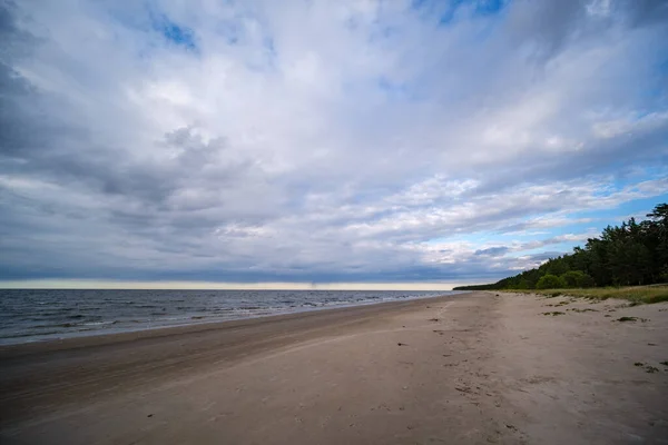 Pusta Piaszczysta Plaża Nad Morzem Skałami Błękitnym Niebem Nad Nami — Zdjęcie stockowe