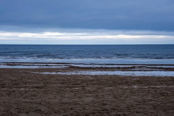 Plage Hiver Glacée Près Mer Avec Sable Gelé Blocs Glace — Photo