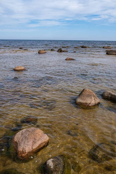 Prázdná Písečná Pláž Moře Skalami Modrou Oblohou Pozadí Tiché Meditace — Stock fotografie