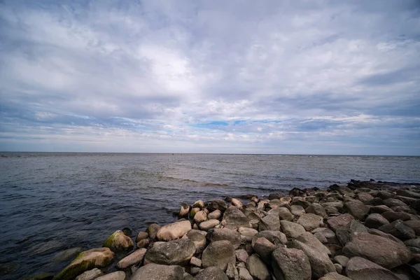 Pusta Piaszczysta Plaża Nad Morzem Skałami Błękitnym Niebem Nad Nami — Zdjęcie stockowe