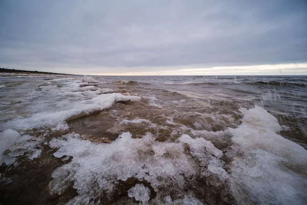 Zimowa Plaża Pobliżu Morza Zamarzniętym Piaskiem Blokami Lodu Wodzie Zimne — Zdjęcie stockowe