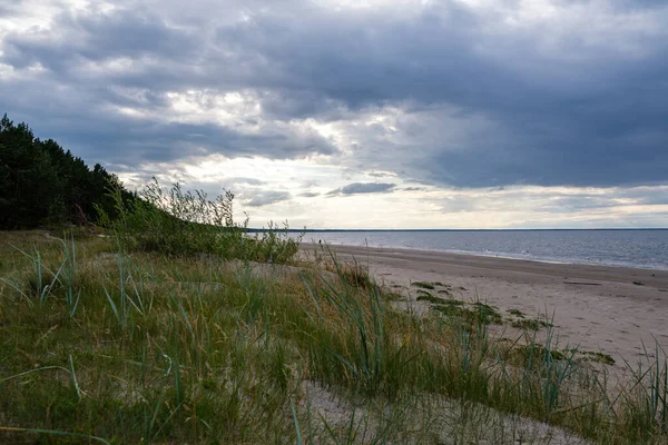 Pusta Piaszczysta Plaża Nad Morzem Skałami Błękitnym Niebem Nad Nami — Zdjęcie stockowe