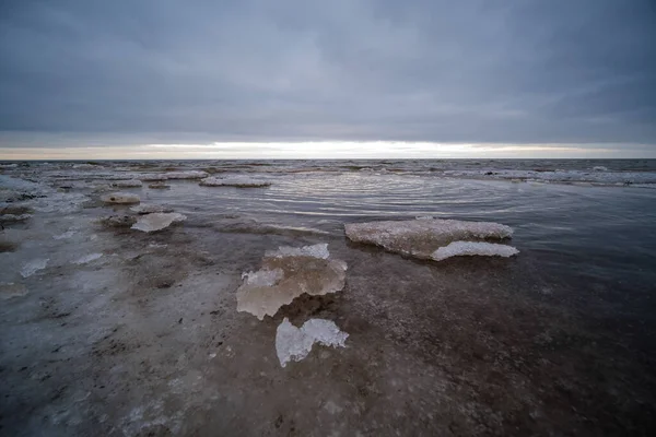 Playa Helada Invierno Cerca Del Mar Con Arena Congelada Bloques —  Fotos de Stock