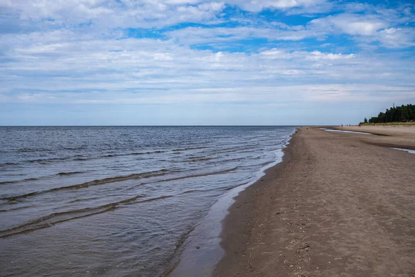 Pusta Piaszczysta Plaża Nad Morzem Skałami Błękitnym Niebem Nad Nami — Zdjęcie stockowe