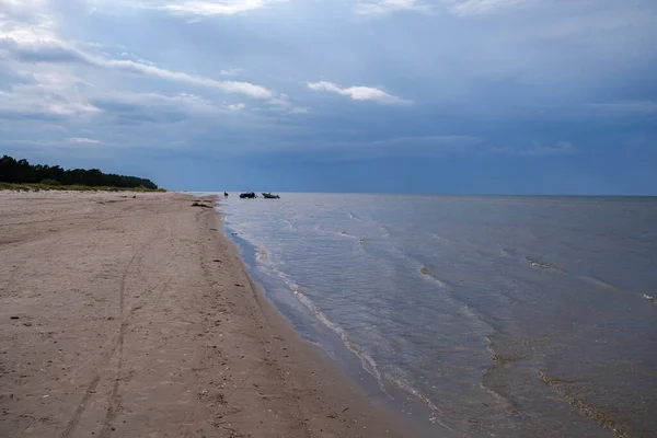 Порожній Піщаний Пляж Біля Моря Камінням Блакитним Небом Вище Безшумний — стокове фото