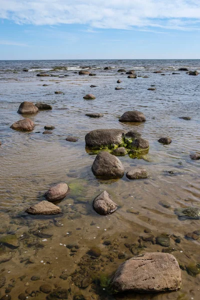 Plage Sable Vide Bord Mer Avec Des Rochers Ciel Bleu — Photo