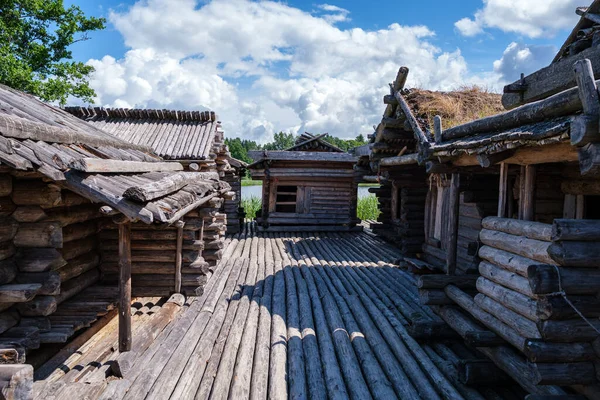Eski ahşap kalenin detayları. Antik insanların yerleşim yeri