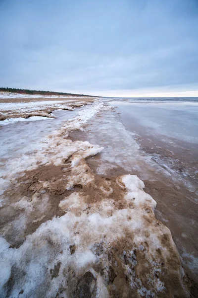 Playa Helada Invierno Cerca Del Mar Con Arena Congelada Bloques —  Fotos de Stock