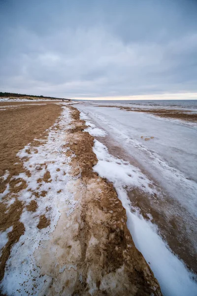 Zimowa Plaża Pobliżu Morza Zamarzniętym Piaskiem Blokami Lodu Wodzie Zimne — Zdjęcie stockowe