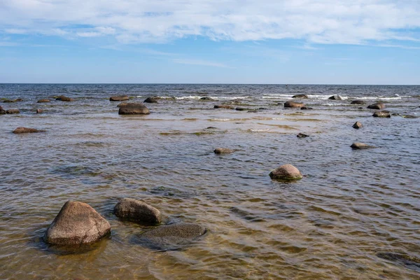 Prázdná Písečná Pláž Moře Skalami Modrou Oblohou Pozadí Tiché Meditace — Stock fotografie