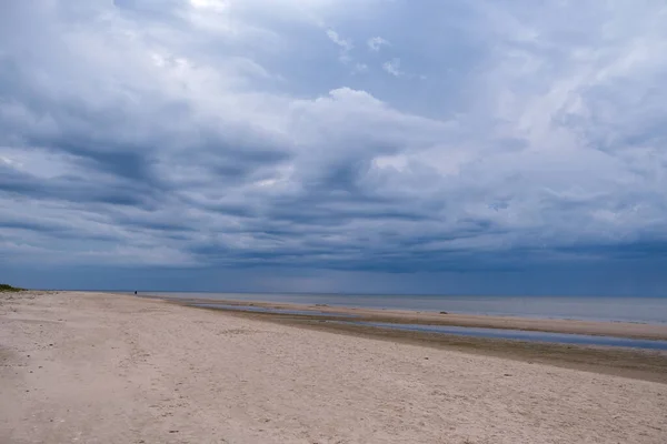 Порожній Піщаний Пляж Біля Моря Камінням Блакитним Небом Вище Безшумний — стокове фото