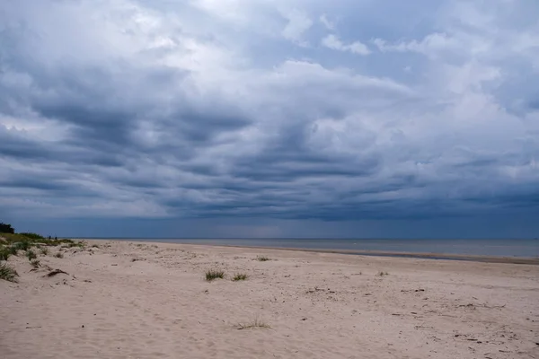 Pusta Piaszczysta Plaża Nad Morzem Skałami Błękitnym Niebem Nad Nami — Zdjęcie stockowe