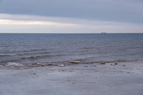 Plage Hiver Glacée Près Mer Avec Sable Gelé Blocs Glace — Photo