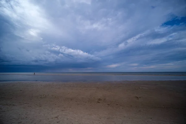 海边空旷的沙滩 上面有岩石和蓝天 沉默冥想背景 — 图库照片