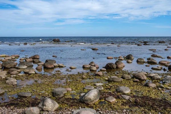 Deniz Kenarındaki Boş Kumlu Kumsalda Kayalar Mavi Gökyüzü Sessiz Meditasyon — Stok fotoğraf