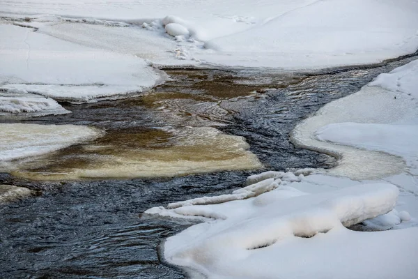 Gefrorener Flussblick Wald Mit Eis Und Schnee Und Braunem Wasser — Stockfoto