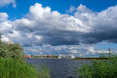 Yazın mavi suyla deniz limanı üzerinde dramatik fırtına bulutları