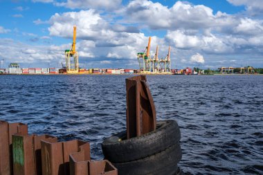 Yazın mavi suyla deniz limanı üzerinde dramatik fırtına bulutları