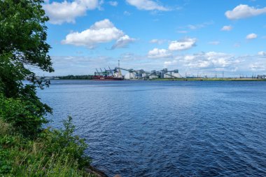 Yazın mavi suyla deniz limanı üzerinde dramatik fırtına bulutları