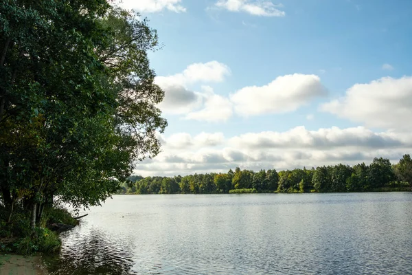 Široká Říční Krajinná Scéna Velkým Množstvím Vody Modrými Odlesky Oblohy — Stock fotografie