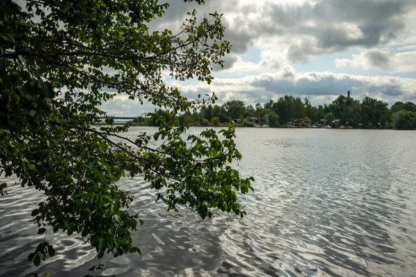 大きな水と青い空と緑の木々を背景にした広い川の風景 — ストック写真