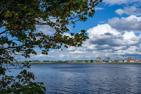 Резкие Грозовые Тучи Над Морским Портом Летом Голубой Водой — стоковое фото