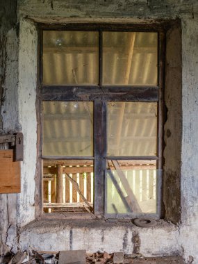 Eski atölye demircisi detayları paslı aletler ve örümcek ağıyla kaplı taş duvarlar