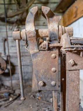 Eski atölye demircisi detayları paslı aletler ve örümcek ağıyla kaplı taş duvarlar