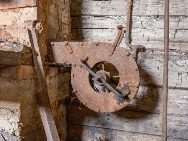 Eski atölye demircisi detayları paslı aletler ve örümcek ağıyla kaplı taş duvarlar