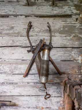 Eski atölye demircisi detayları paslı aletler ve örümcek ağıyla kaplı taş duvarlar