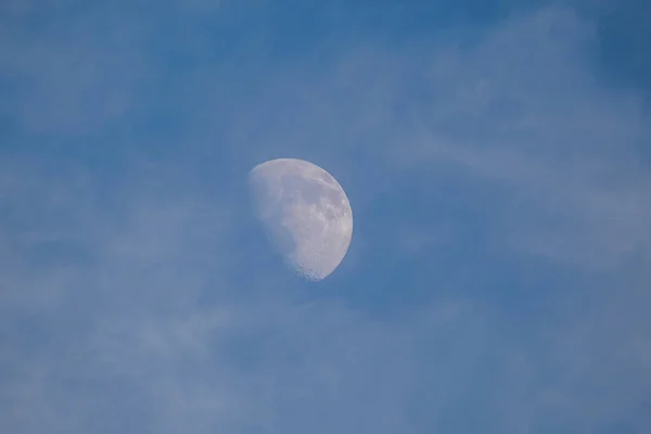 Fullmåne Himlen Med Lite Moln Damm Detaljerat Månskott — Stockfoto