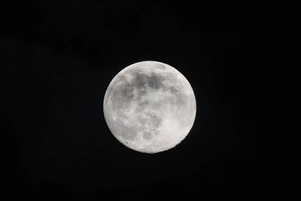 Volle Maan Aan Hemel Met Wat Wolkenstof Gedetailleerde Maanopname — Stockfoto