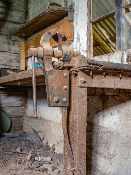 Gamla Verkstadsdetaljer Med Rostiga Verktyg Och Stenväggar Täckta Spindelväv — Stockfoto