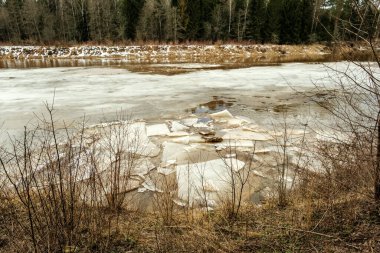 Buz bloğu kışın kumtaşı kayalıklarıyla kaplıydı.