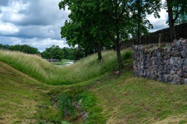 Yeşil yaz çayırındaki eski taş şatonun kalıntıları.