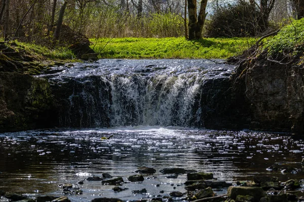 Nyugodt Erdő Szirom Lriver Kis Vízesés Természetes Sziklák Víz Folyik — Stock Fotó